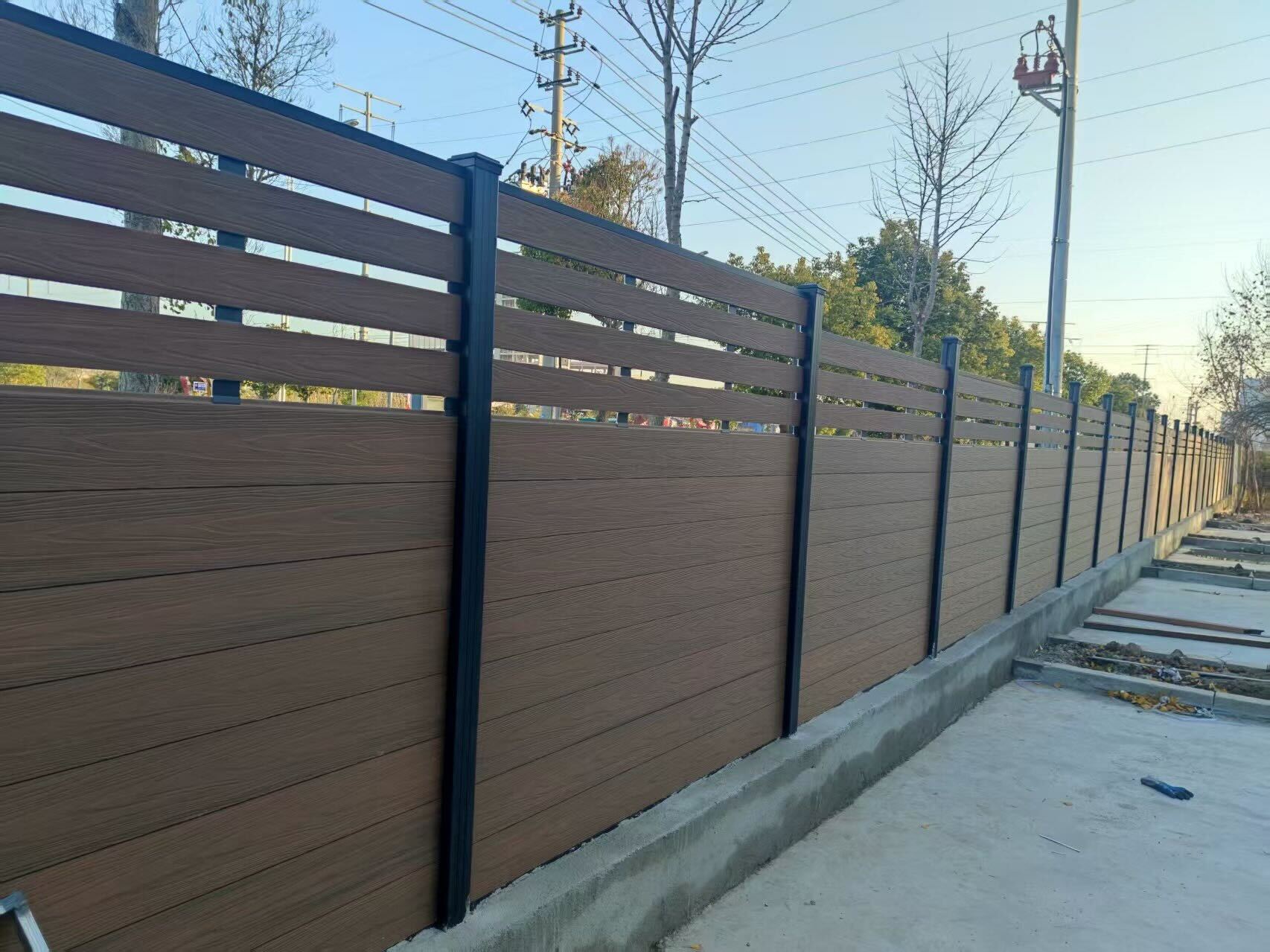 Premium co-extrusion fence